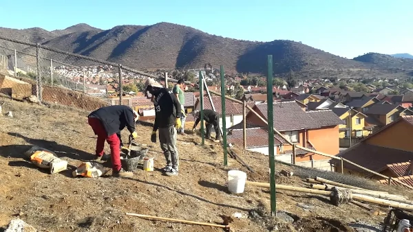 Terreno residencial con cierre perimetral de malla 3D