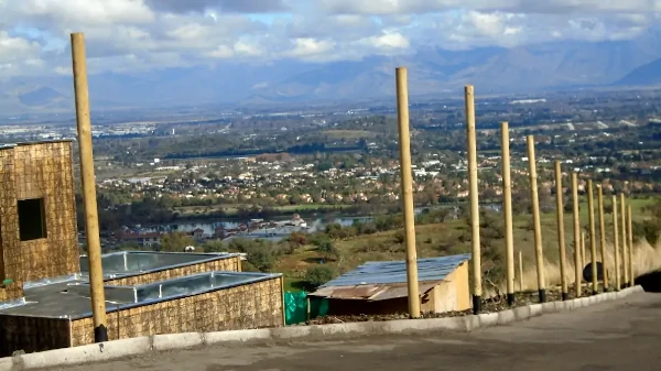 Proceso de instalación de postes y fundaciones para un cierre perimetral